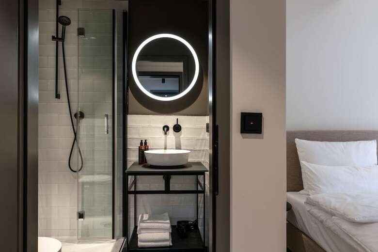 The Adams- Self Check In Hotel