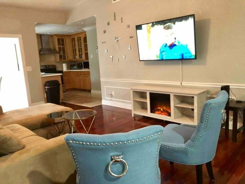 6151 Sandcrest � Next To Universal. Pool Sleep 9. Walk To Park