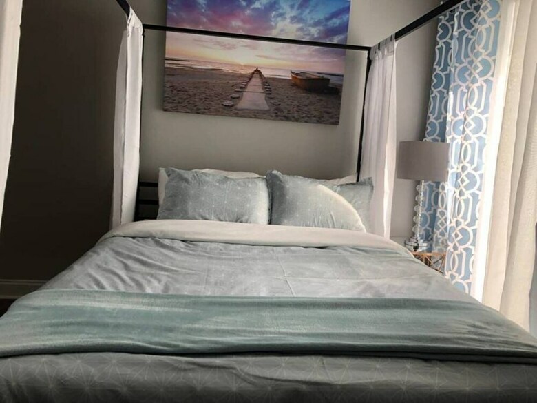 6151 Sandcrest � Next To Universal. Pool Sleep 9. Walk To Park