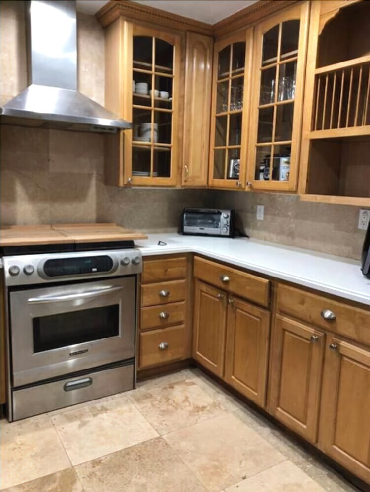 6151 Sandcrest � Next To Universal. Pool Sleep 9. Walk To Park
