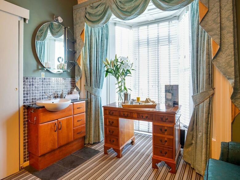 Oyo Lamphey Hall Hotel