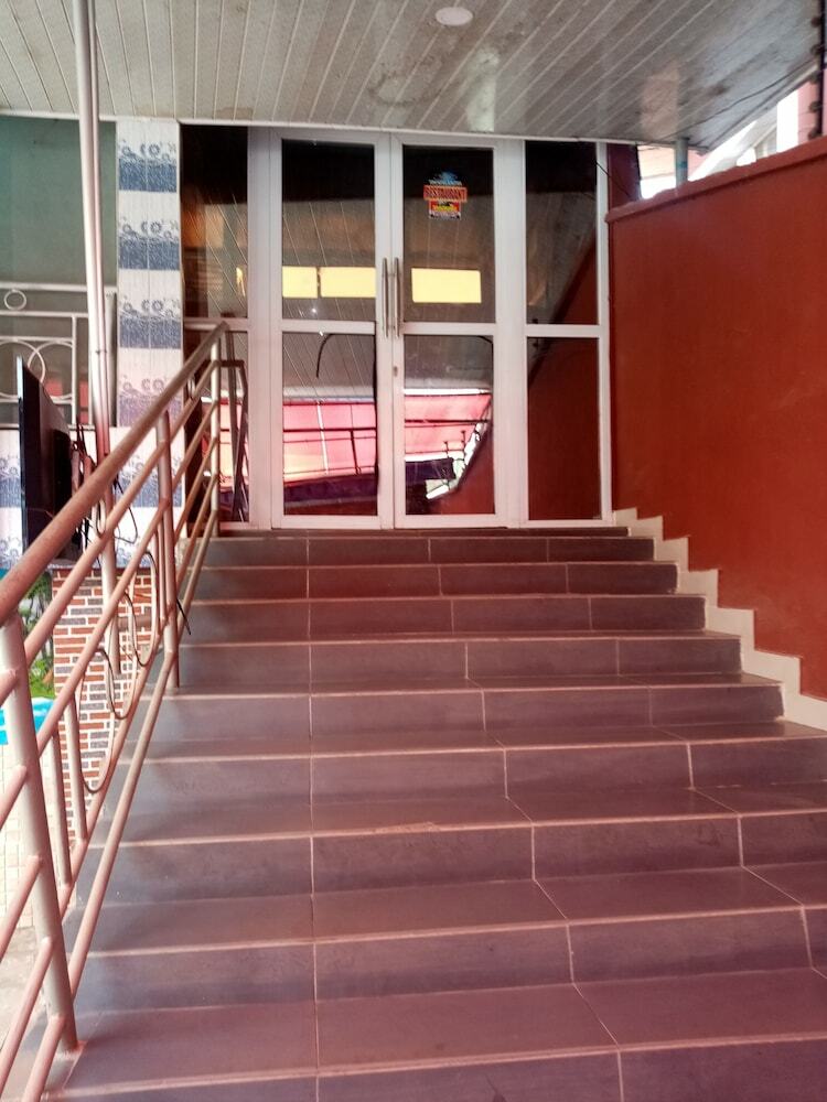 Tom Hotel And Suites
