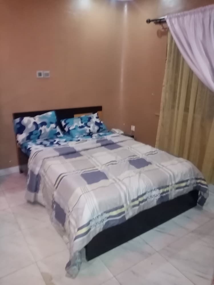 Tom Hotel And Suites