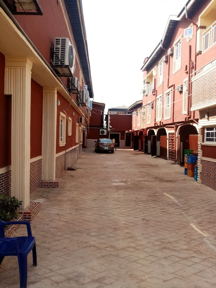 Tom Hotel And Suites