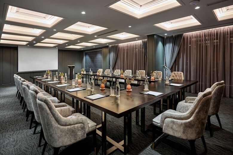 Peridot Grand Hotel & Spa By Aira