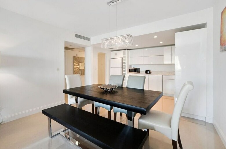 1 Bedroom +den Bay View Or620
