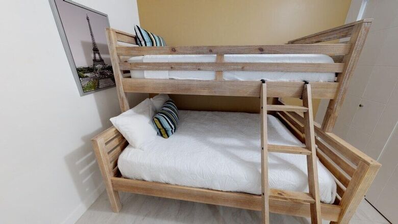 Premium 2 Bedroom +den Apartment Or-202
