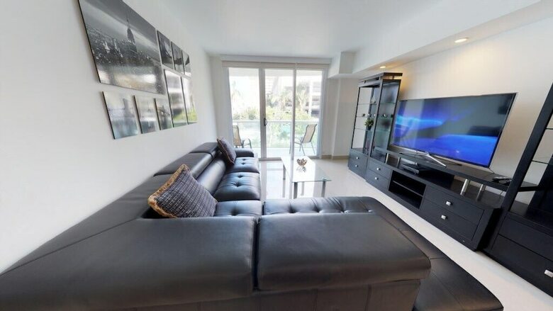 Premium 2 Bedroom + Den Apartment Or201