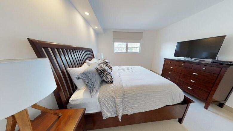 Premium 2 Bedroom + Den Apartment Or201