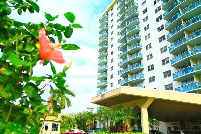 Premium 1 Bedroom +den Ocean View Or925