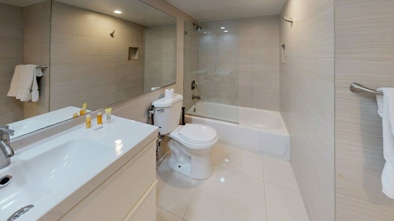 Premium 1 Bedroom +den Ocean View Or925