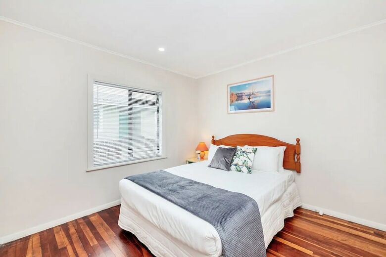Kiwi Holiday Home Near Airport