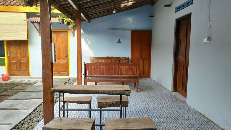 Hostal Genthong Homestay - Hostel