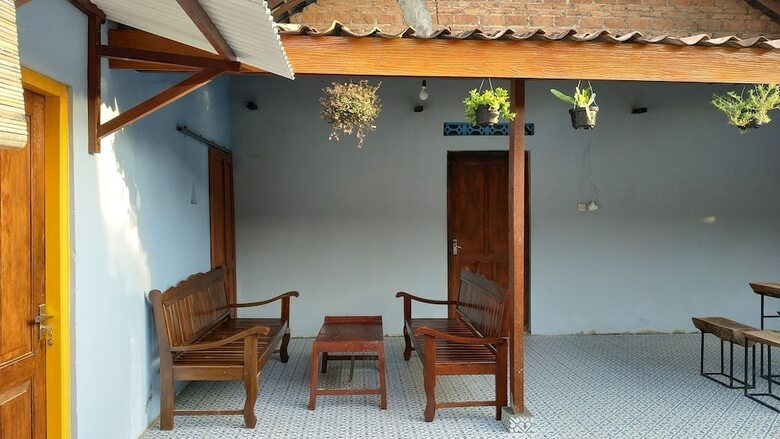 Hostal Genthong Homestay - Hostel