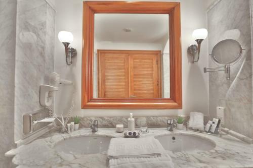 Royal Savoy Hotel And Villas