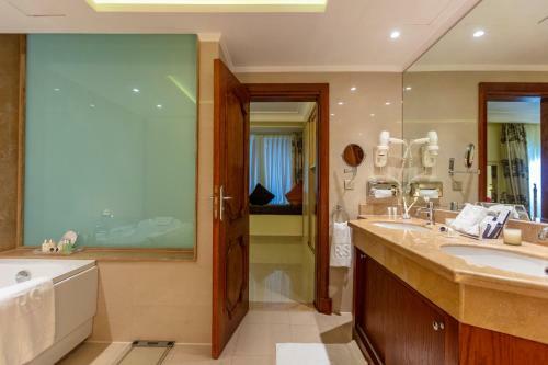 Royal Savoy Hotel And Villas