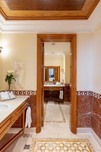 Royal Savoy Hotel And Villas