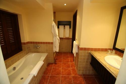Tamra Beach Hotel