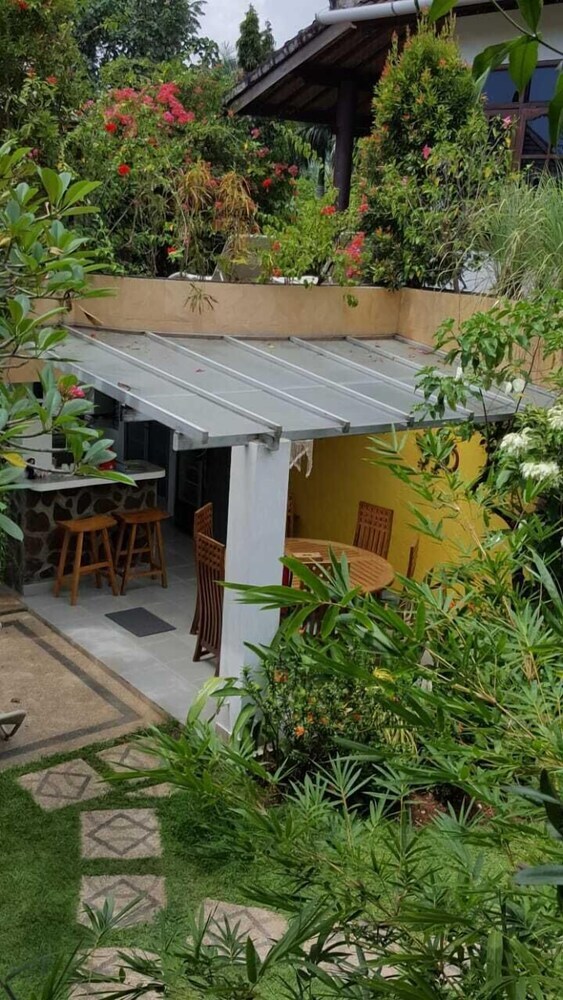 Bed & Breakfast Villa Lumbalumba Banyualit