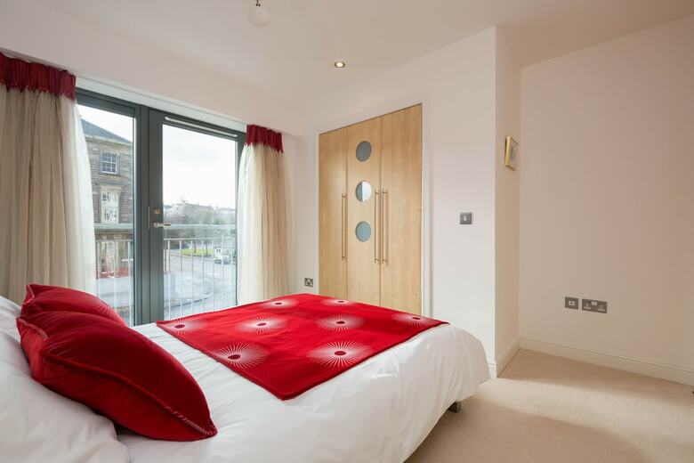411 - Corinthian Quay Apartment