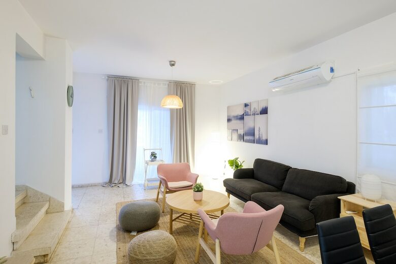 Townhouse In Ideal Location