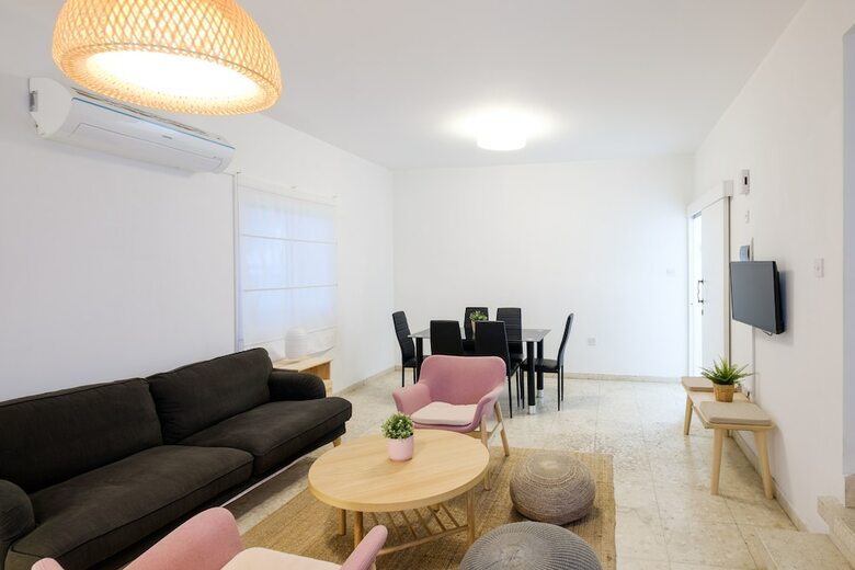 Townhouse In Ideal Location