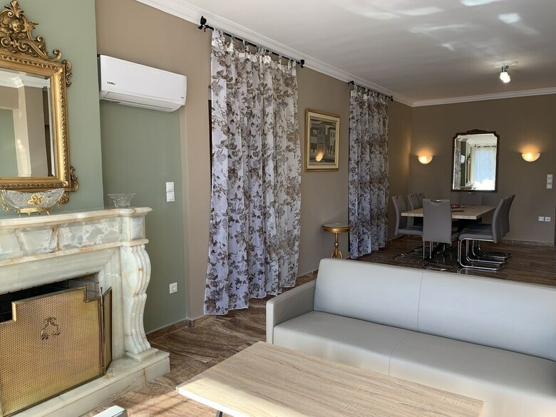 Spacious Renovated Apartment Marousi Kat