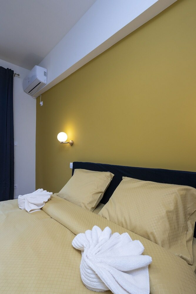 Stylish And Fancy Central Apartment