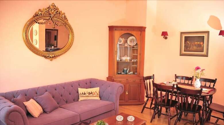 Alexandra's Art Apartment