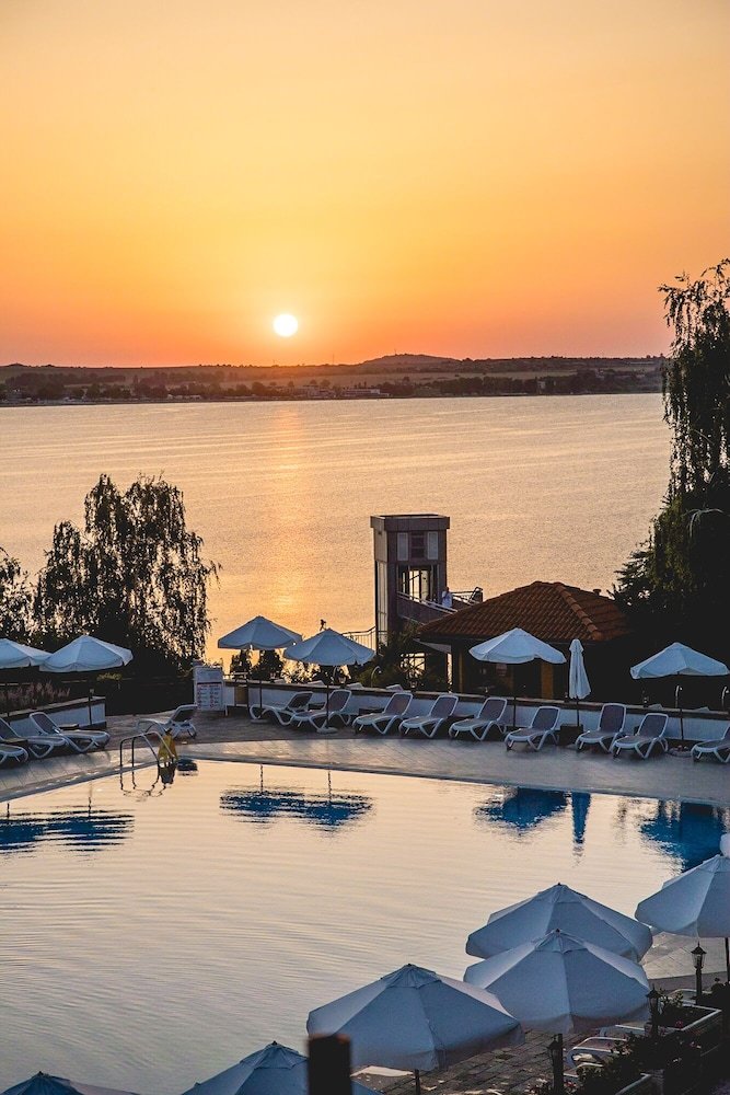 Fm Deluxe 1-bdr Apartment With Parking By Sozopol