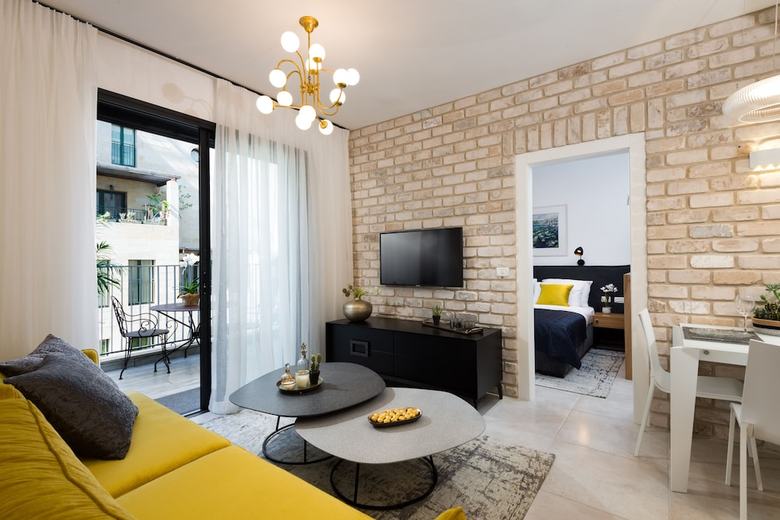 Apartamento Contemporary & Texture-rich Hideaway