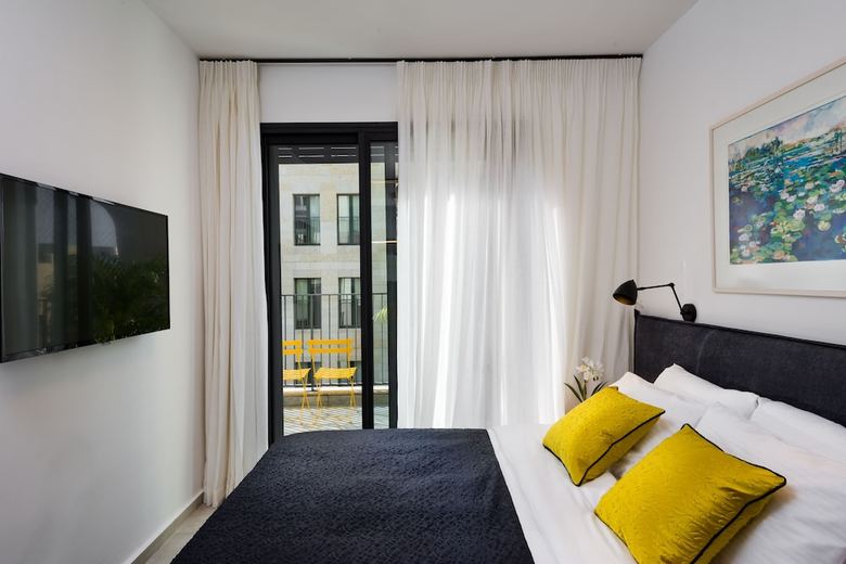 Apartamento Contemporary & Texture-rich Hideaway