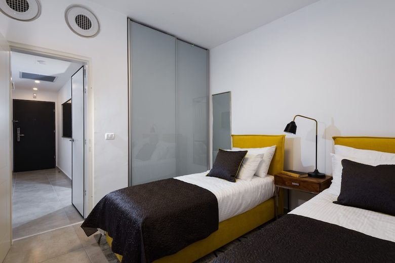 Apartamento Contemporary & Texture-rich Hideaway