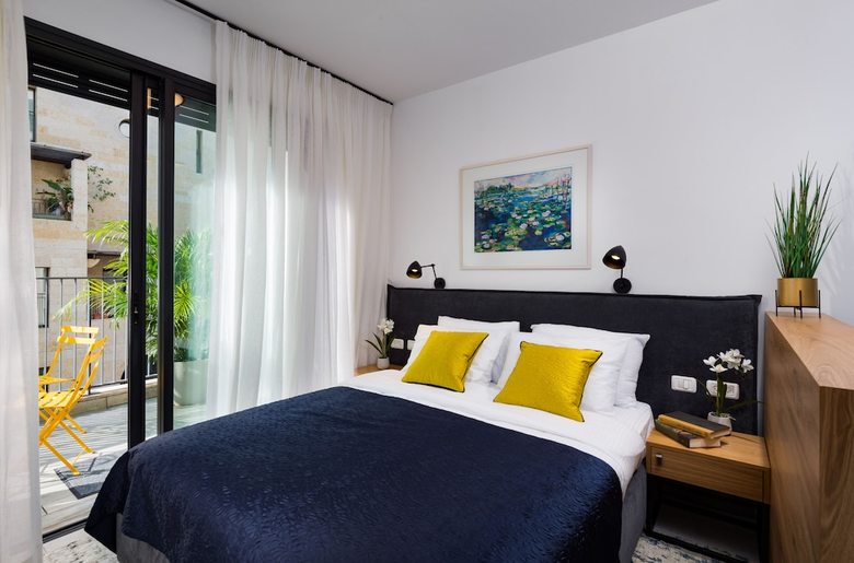 Apartamento Contemporary & Texture-rich Hideaway