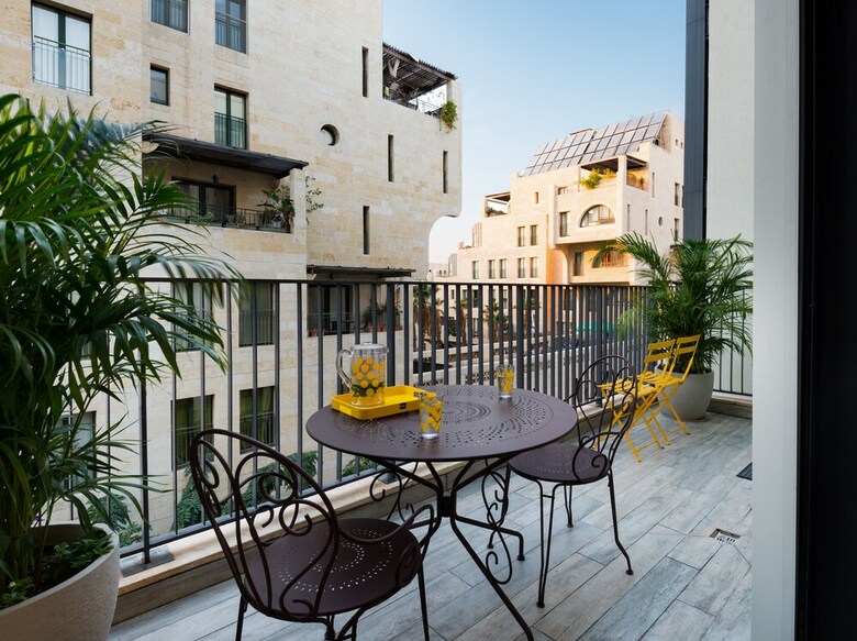 Apartamento Contemporary & Texture-rich Hideaway