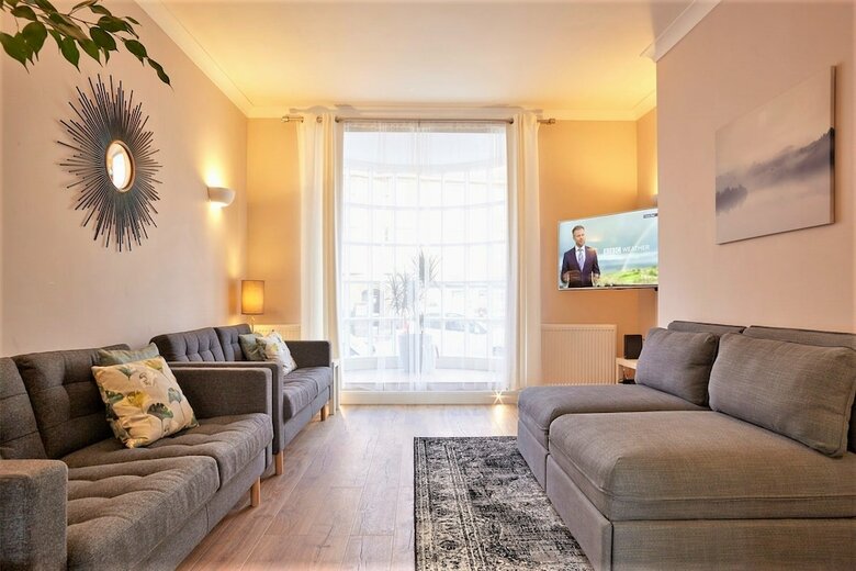 Meredith Way - Your Apartment