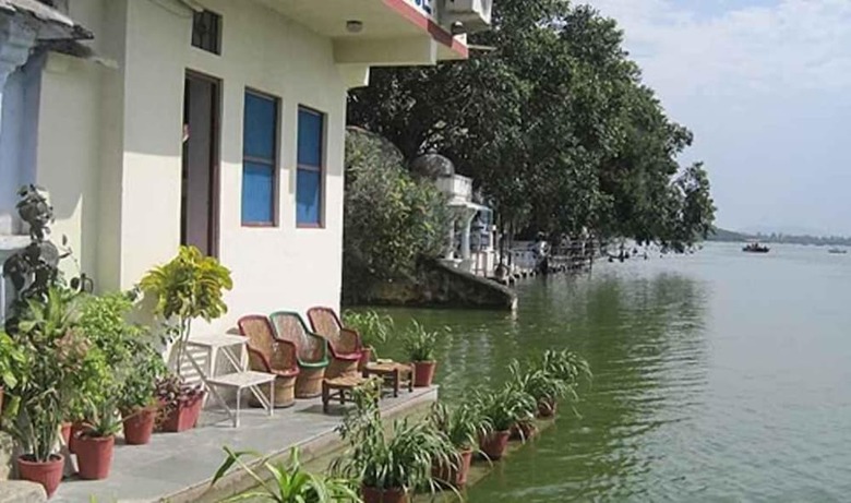 Jheel Hotel And Restaurent