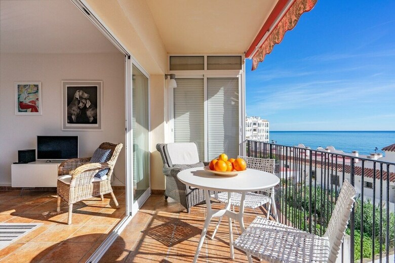 Lovely Beachfront Apartment With Sunny Balcony Ref 35