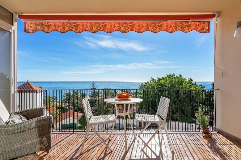 Lovely Beachfront Apartment With Sunny Balcony Ref 35