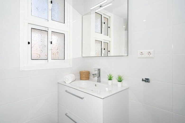 Delightful Apartment On The First Shoreline Ref 141
