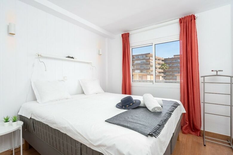 Delightful Apartment On The First Shoreline Ref 141