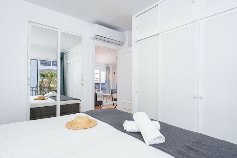 Delightful Apartment On The First Shoreline Ref 141