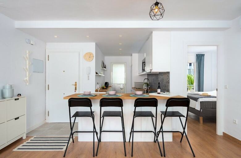 Delightful Apartment On The First Shoreline Ref 141