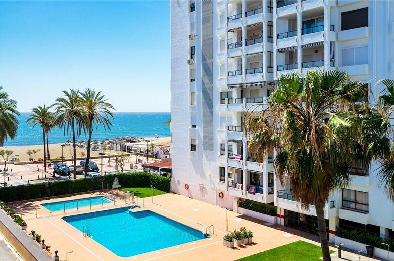 Delightful Apartment On The First Shoreline Ref 141