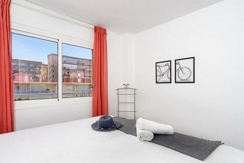 Delightful Apartment On The First Shoreline Ref 141