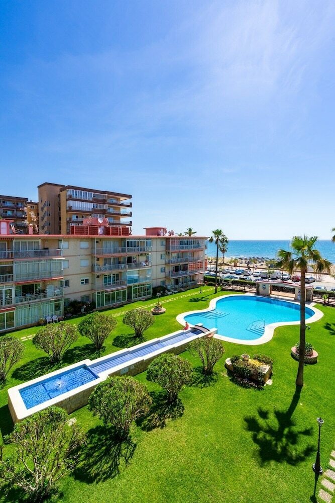 Delightful Apartment On The First Shoreline Ref 141