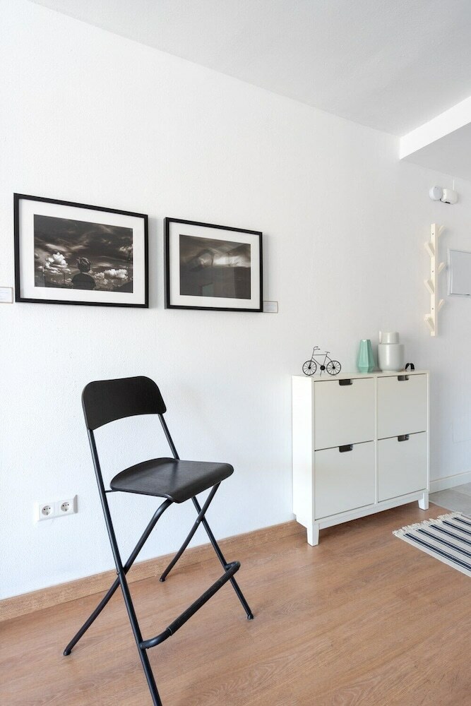 Delightful Apartment On The First Shoreline Ref 141