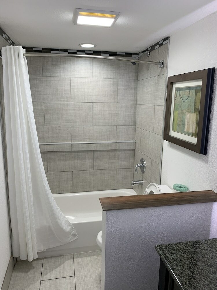 Lx Hotel Powered By Acw Circle