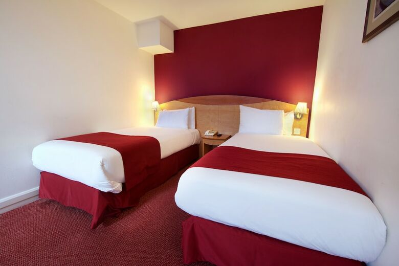 Waterloo Hub Hotel & Suites
