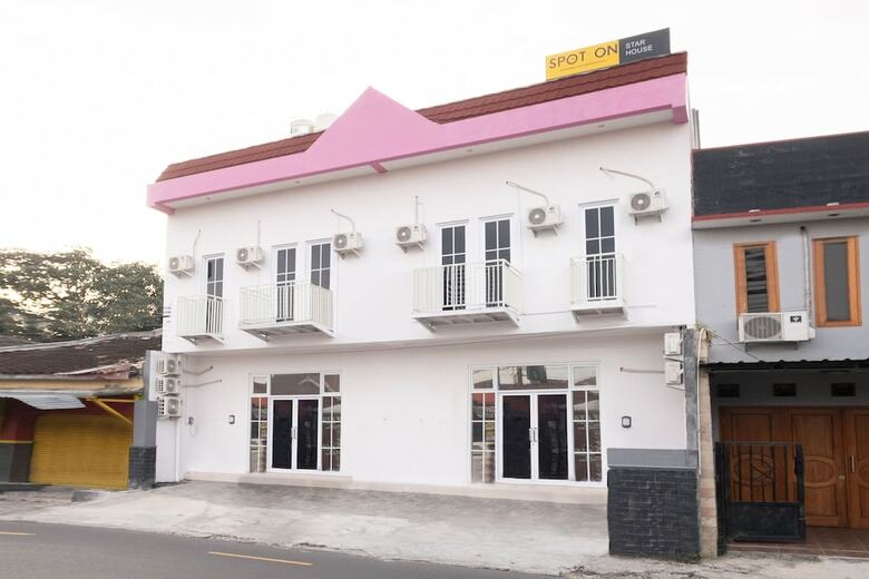 Hostal Oyo 2296 Star House
